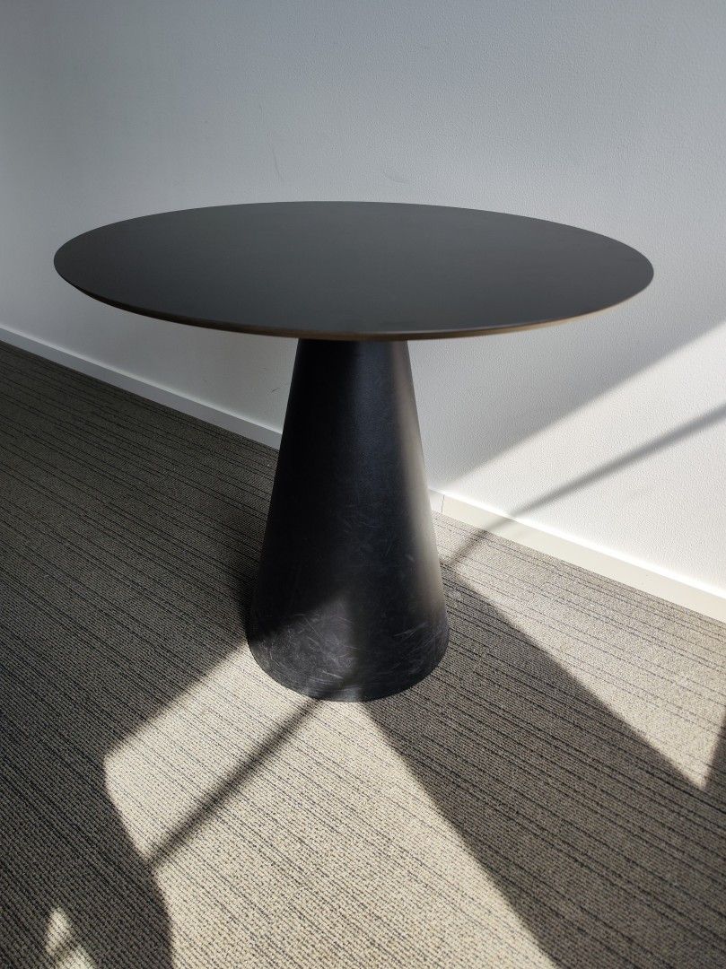 Kartiojalkainen musta pöytä 79 x 72 cm (2 kpl)