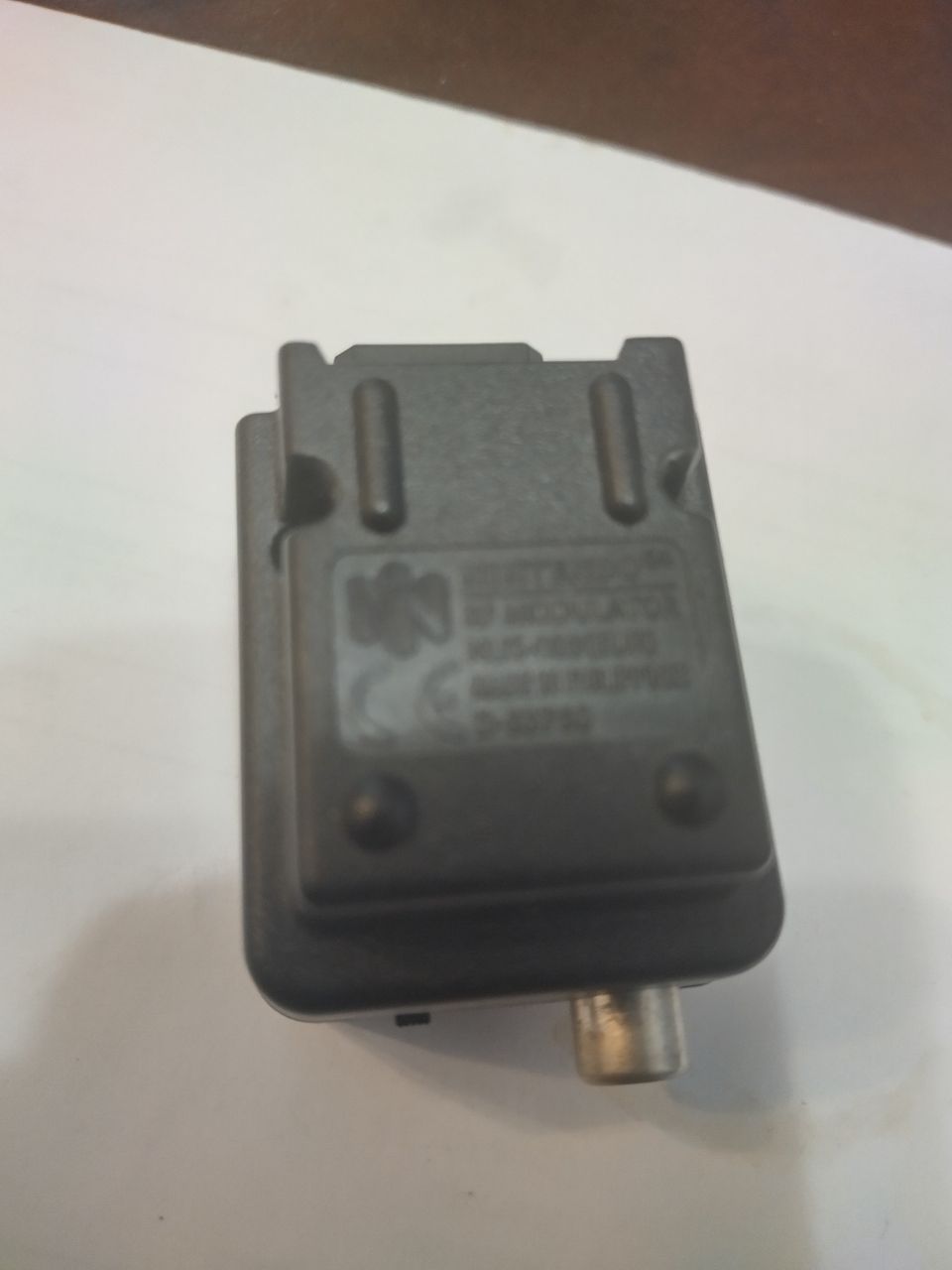 Nintendo N64 RF-modulaattorisovitin AV-TV- liitin