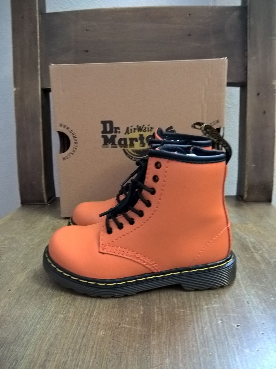 Uudet, oranssit Dr Martens maiharit 26