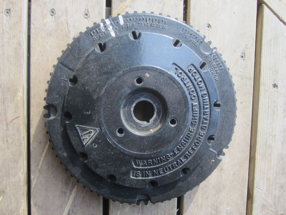 Johnson/Evinrude OMC 60-70 HB 3-sylinterisen vauhtipyörä 583222 583223.