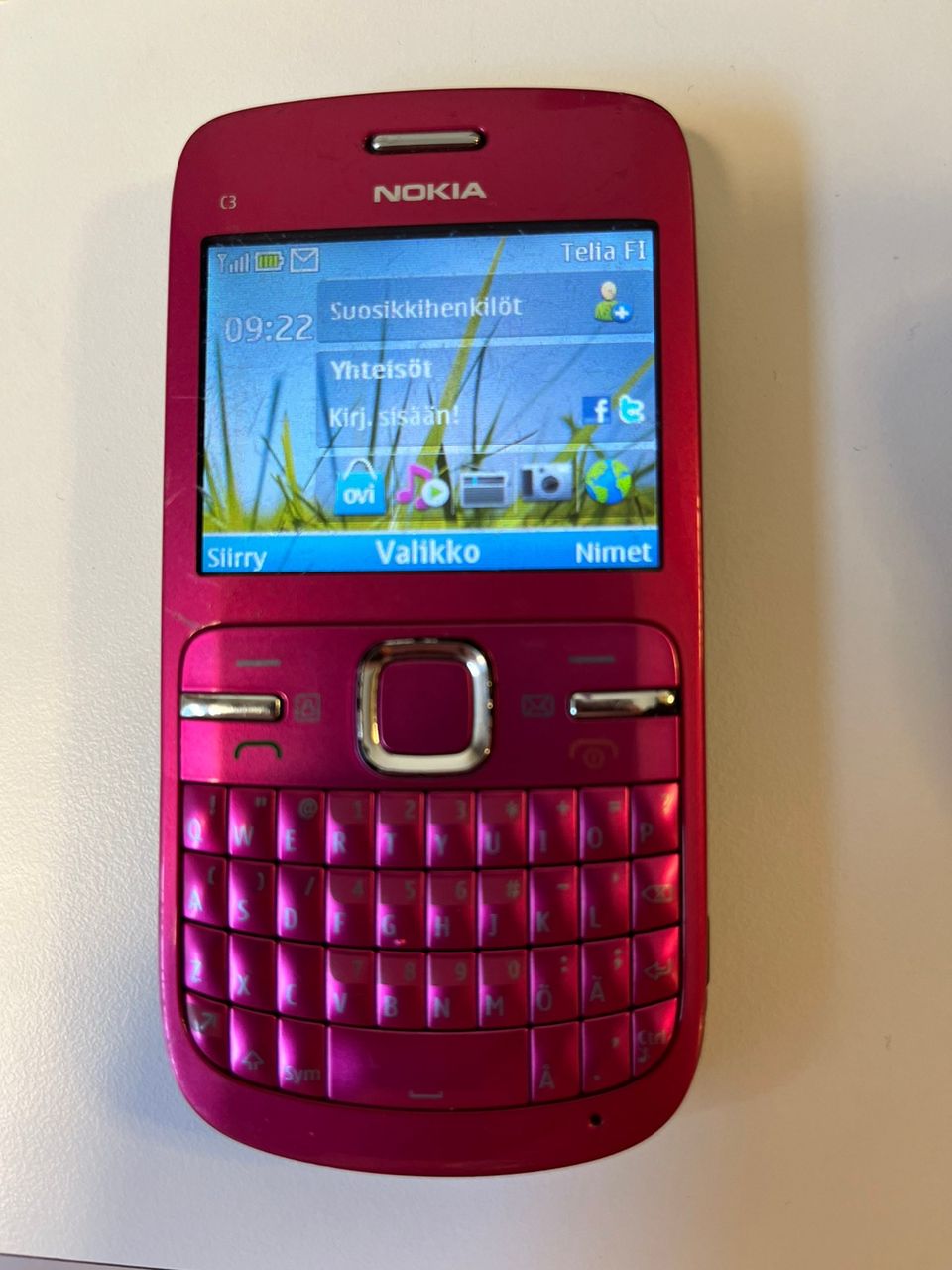 Nokia C3-00 matkapuhelin.