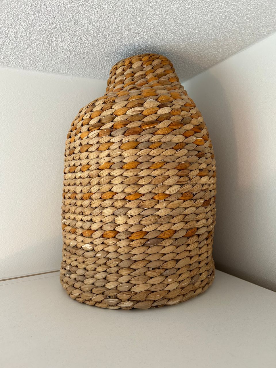 Koristeellinen kudottu kori / decorative woven basket
