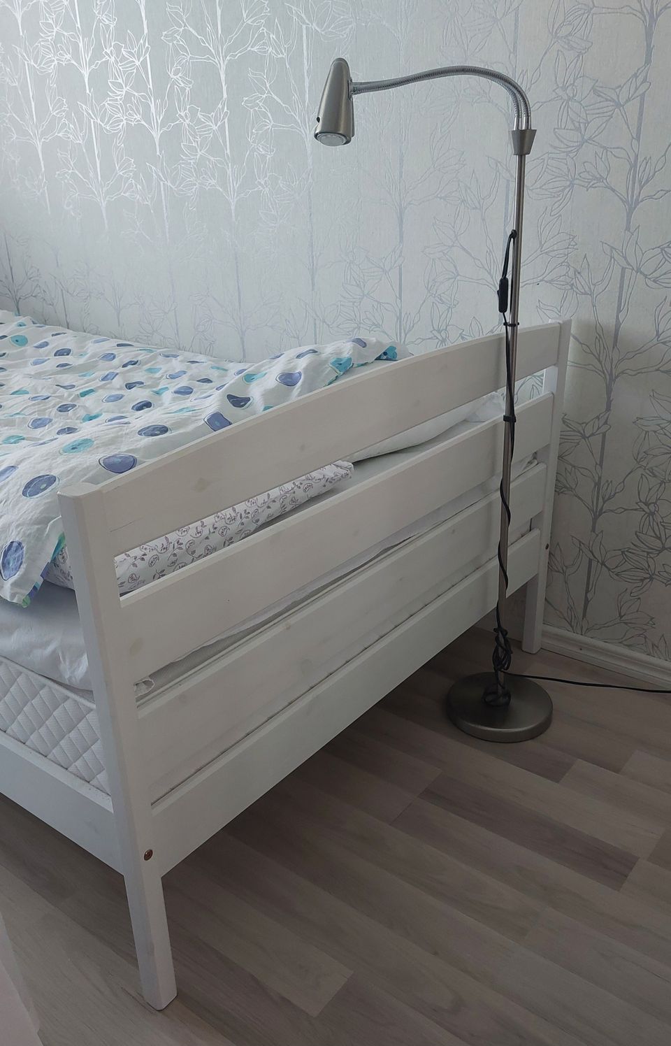 Puinen valkoinen sänky + patja