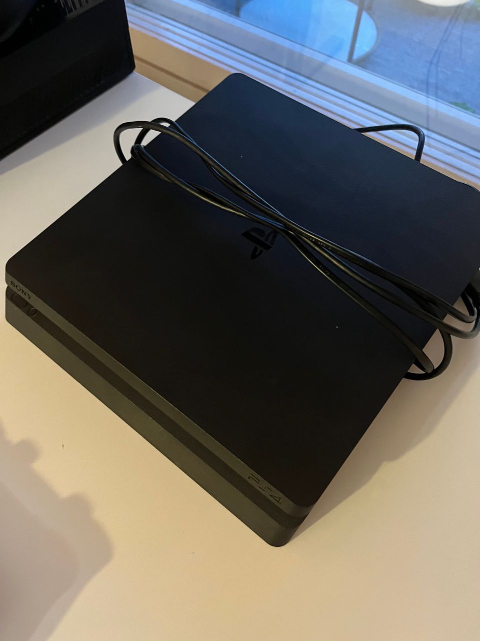 PS4 Slim 500gb (+2tb) + 2 ohjainta + muuta!