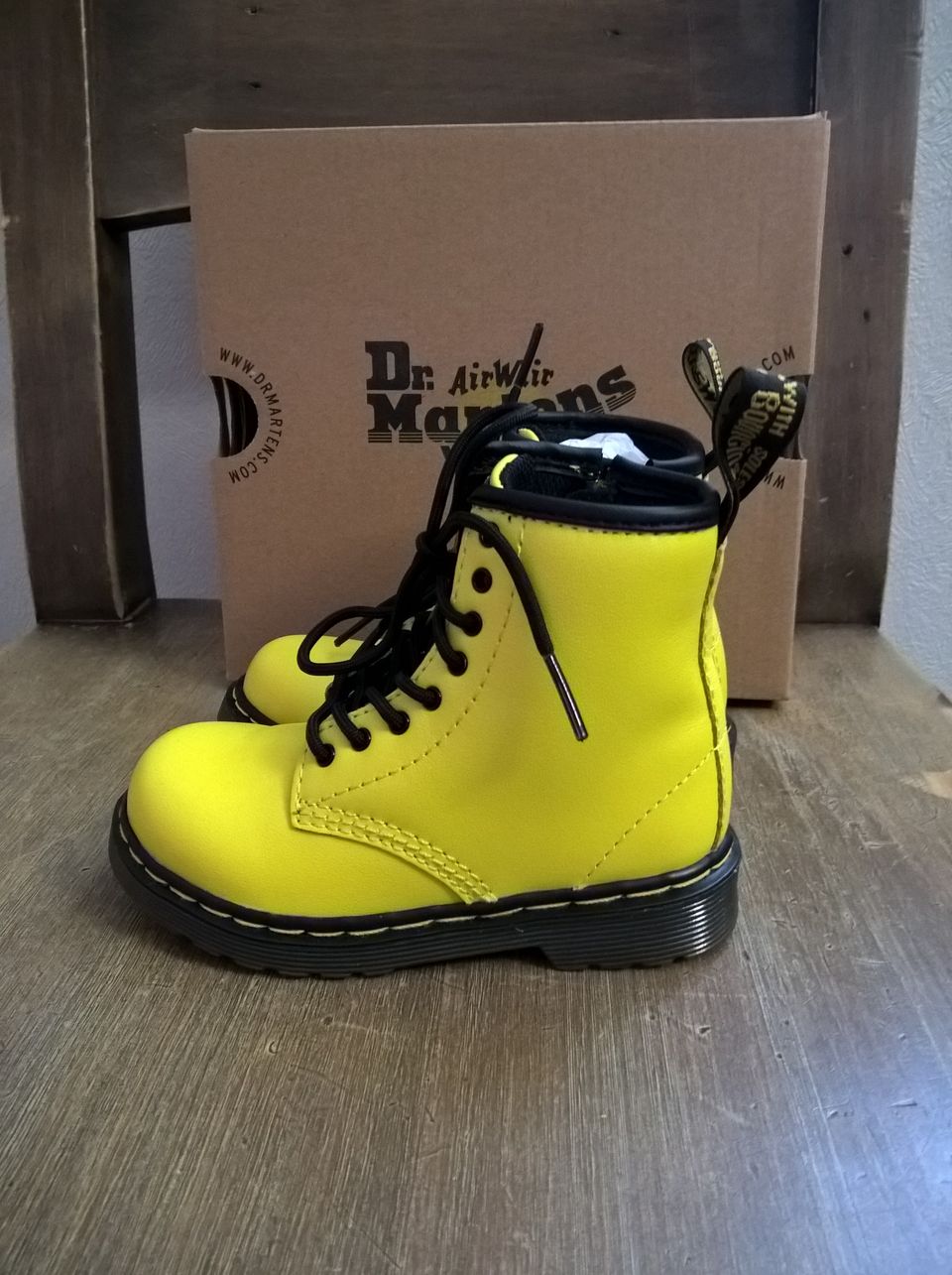 Uudet keltaiset Dr Martens maiharit 24