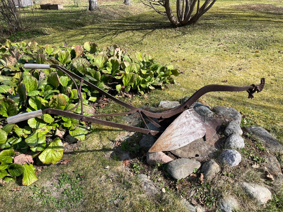 Kyntöaura Fiskars 10 koriste-esineeksi puutarhaan