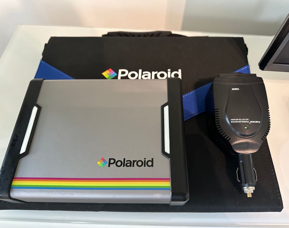 Polaroid PS300 -kannettava latausasema + SP50 -aurinkopaneelisalkku