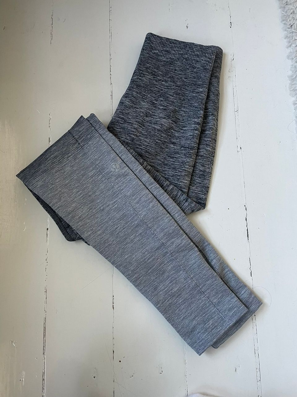 Lululemon koko 2 harmaat housut