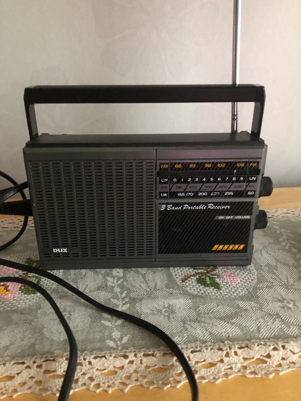 Näppärän kokoinen toimiva Dux  TR0222 radio