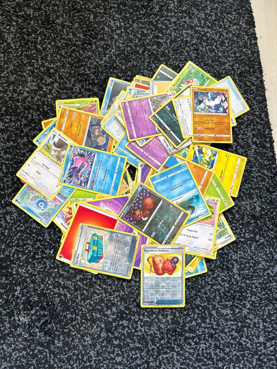 100 Pokemon korttia