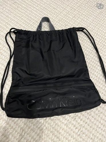 Calvin Klein musta reppu laukku