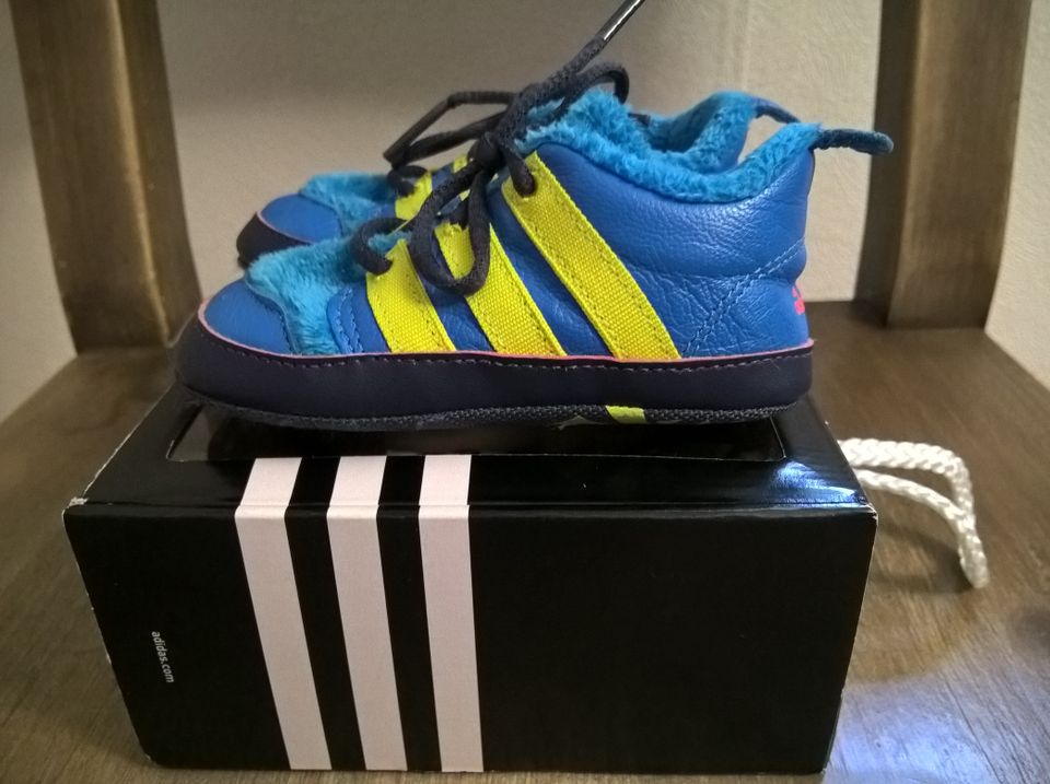 Uudet Adidas teddykarva nahkatennarit /19