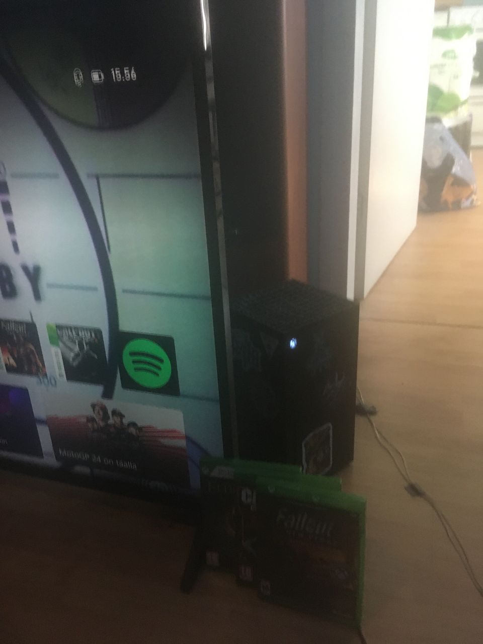 Xbox Series X + pari peliä ja ohjain