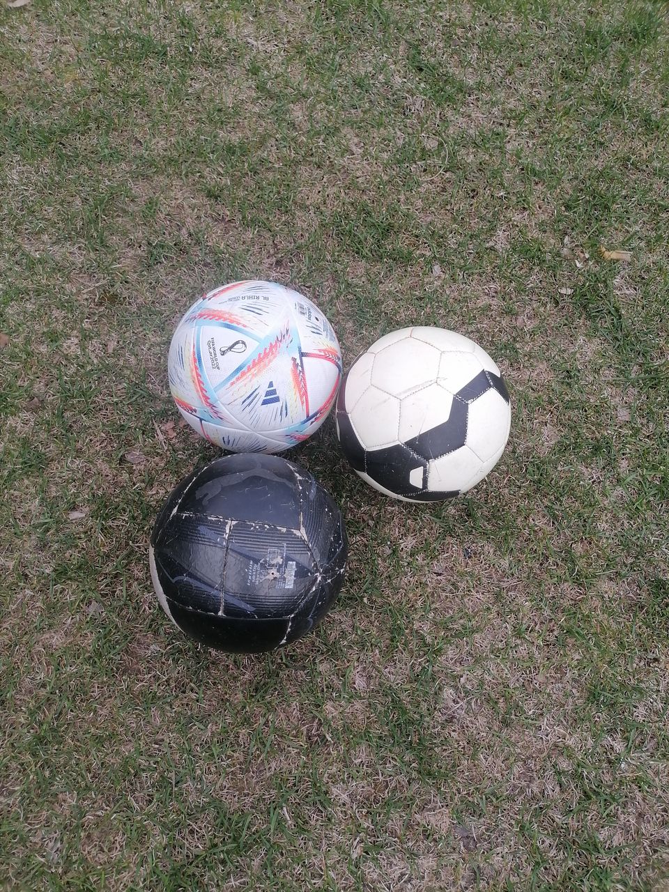 Kolme jalkapalloa