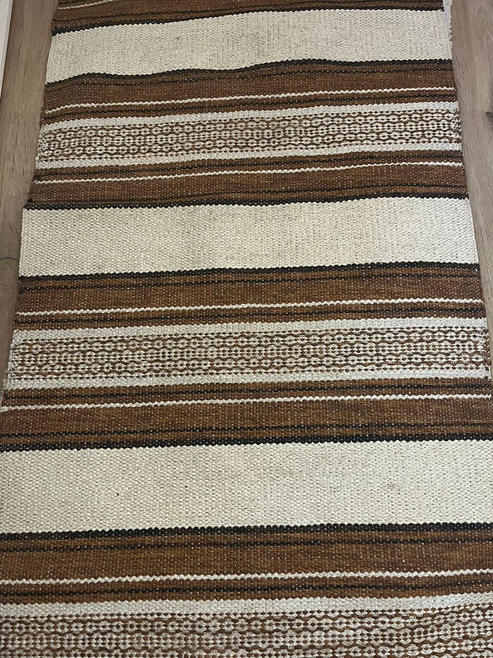 Ruskea/valkoinen raidallinen matto