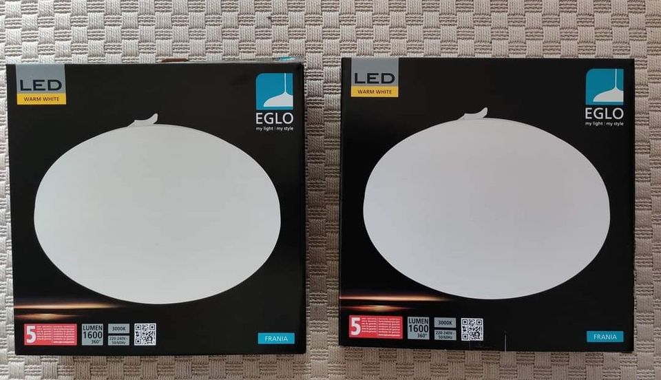 Kaksi LED- valaisinta