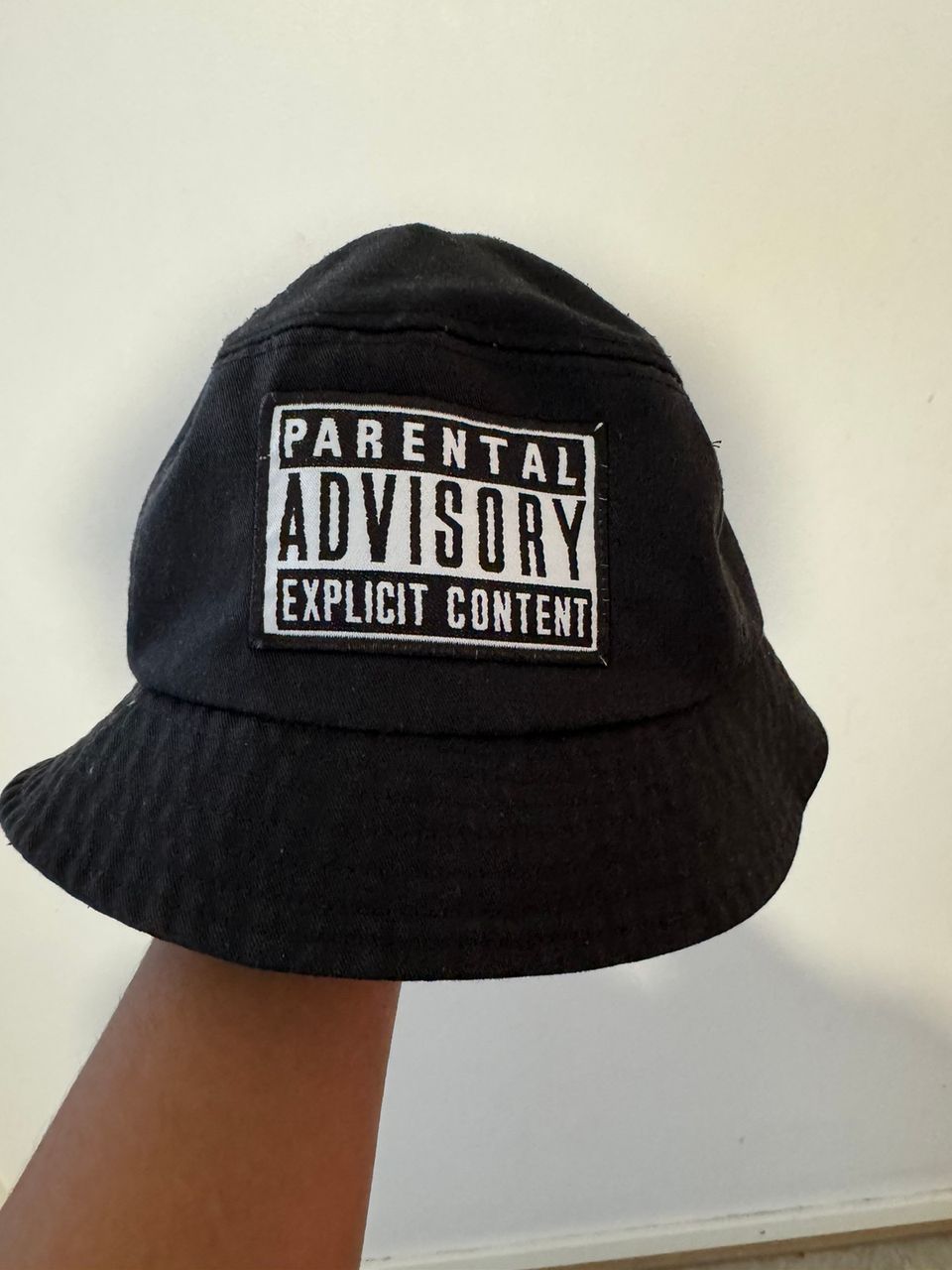 Harvinainen Parental Explicit Advisory Content bucket hat.