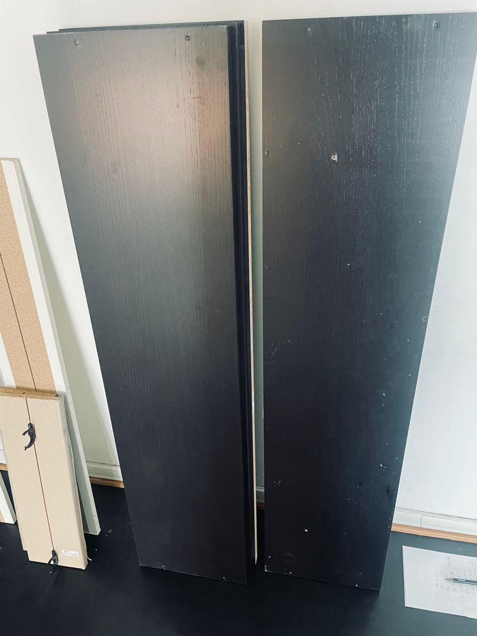 Ikean mustanruskeat 29cm lev hyllyt ja kannattimet