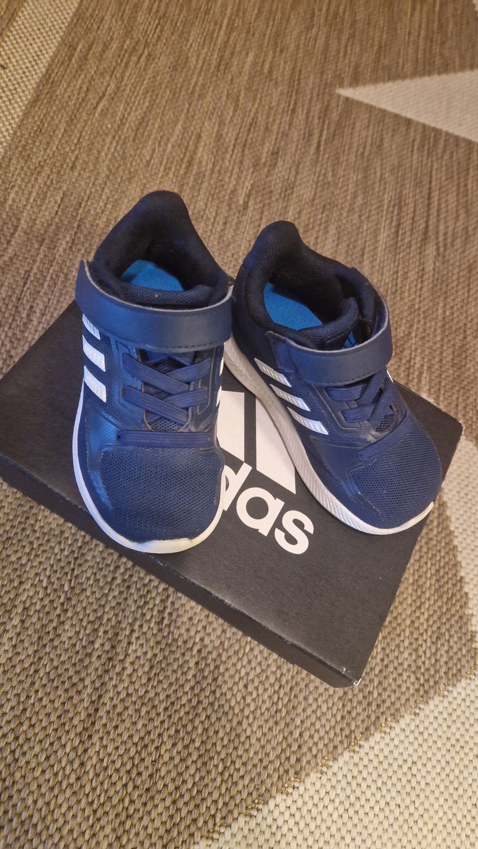 Adidas kengät 22