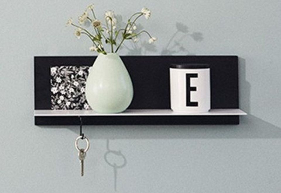 Myydään uusi ja käyttämätön Design Letters Black Single Shelf- seinähylly.