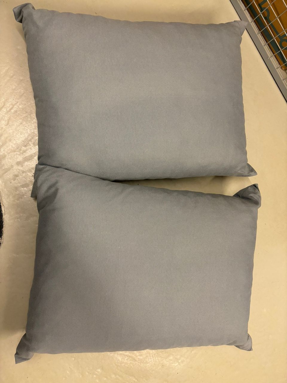 Kaksi harmaata tyynyä