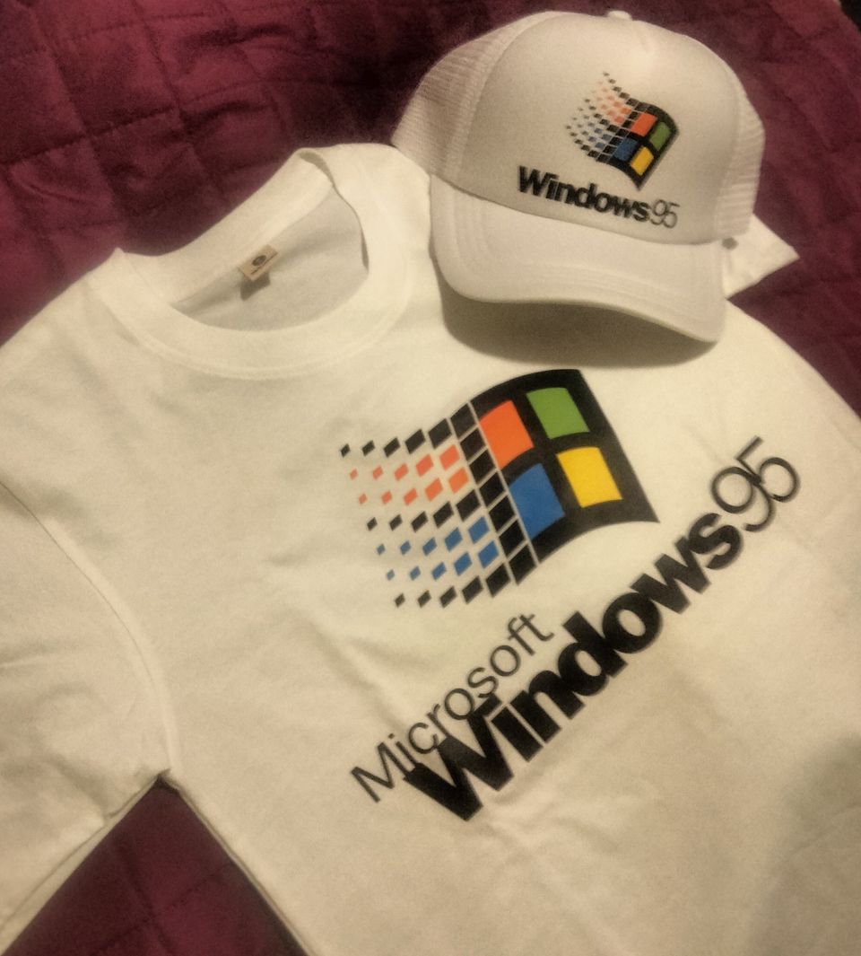 Windows95 T-paita ja lippahattu