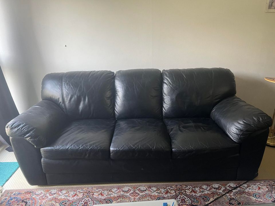 Mustat nahka sohvat / Svarta lädersoffor