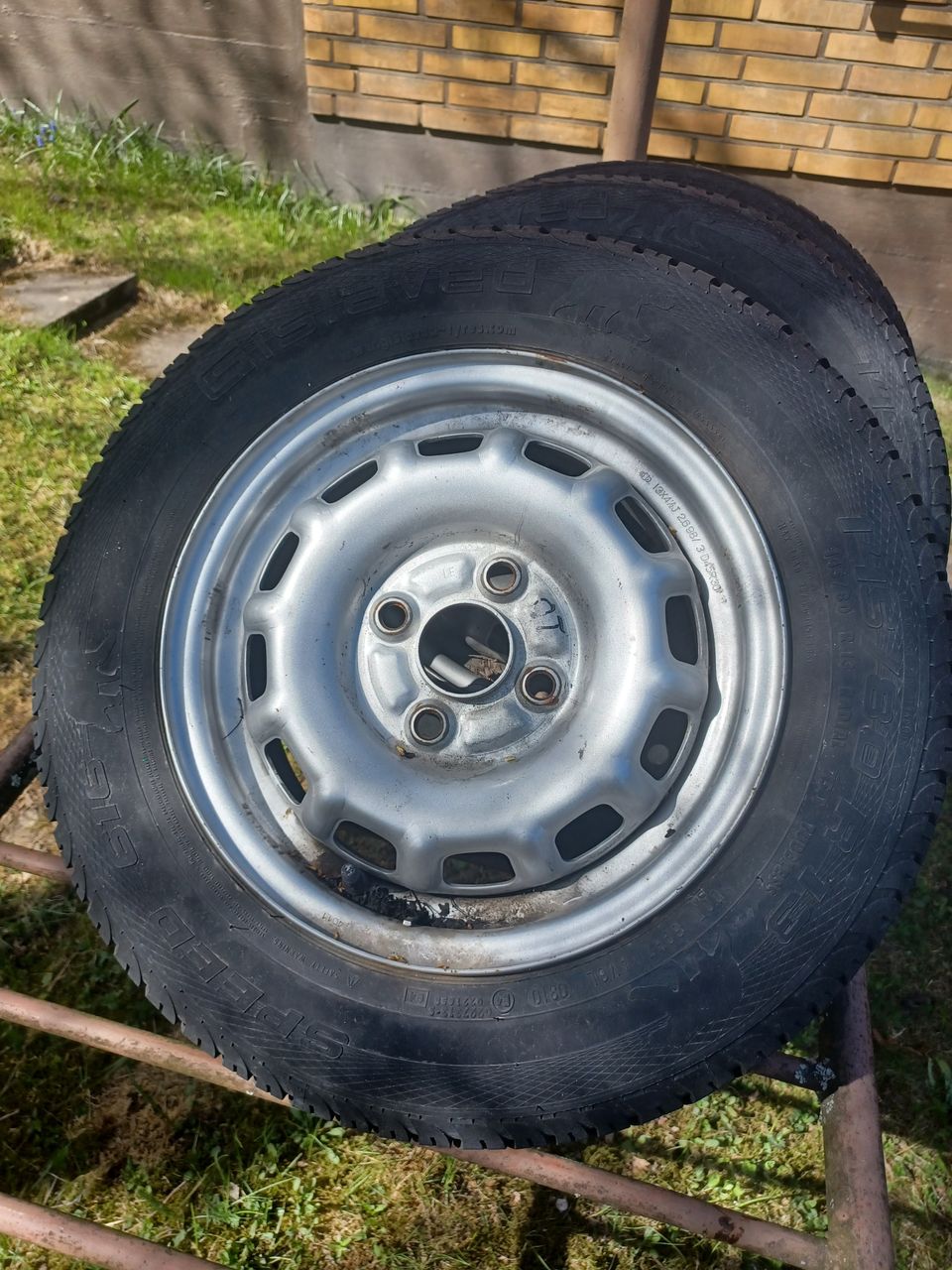 Auton kesärenkaat 145/80 R13