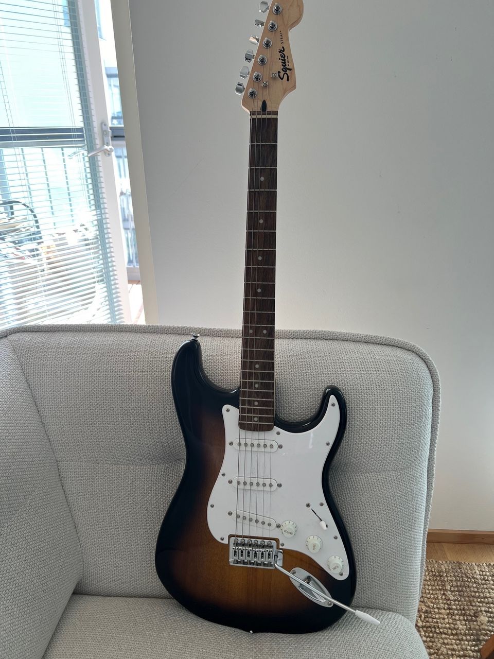 Squier Stratocaster + Squier Frontman 10G amp