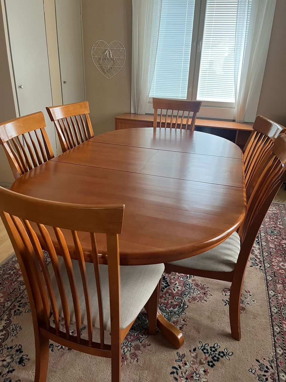 Ruokapöytä ja kuusi tuolia.