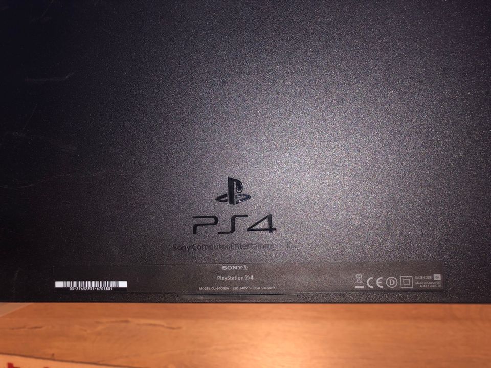 Playstation 4 pelikonsoli ja kamera