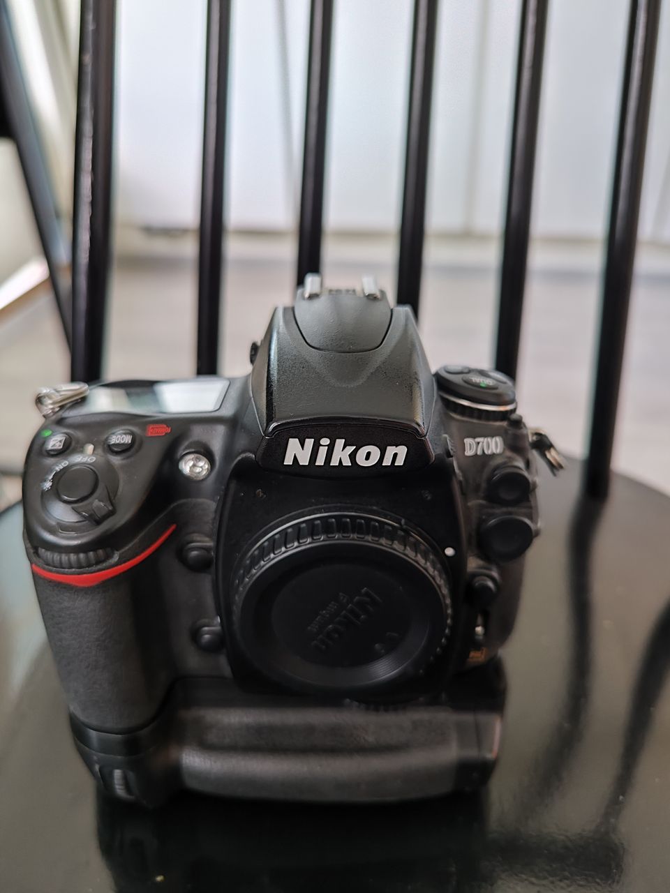 Nikon D700 järjestelmäkamera ja akkukahva