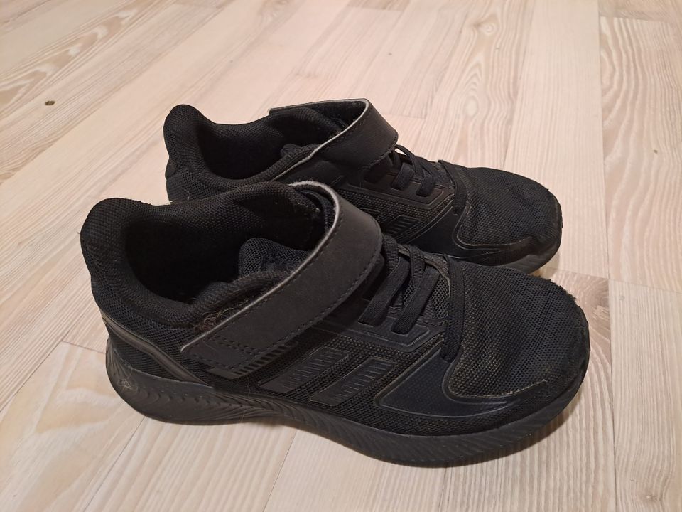 Adidas lenkkarit