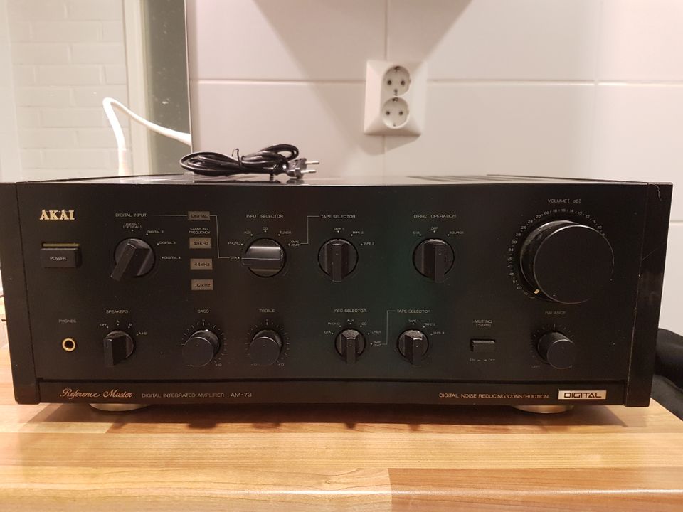 Akai AM-73 vahvistin Varattu