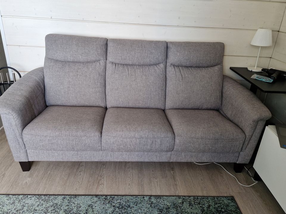 Pohjanmaankalusteen 3 istuttava kankainen sohva