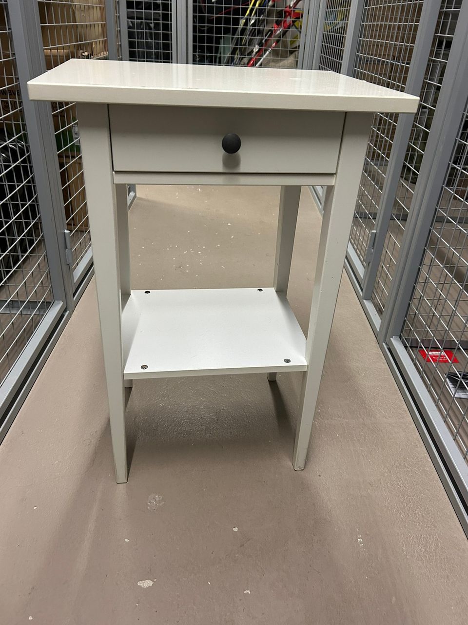 Ikean yöpöytä