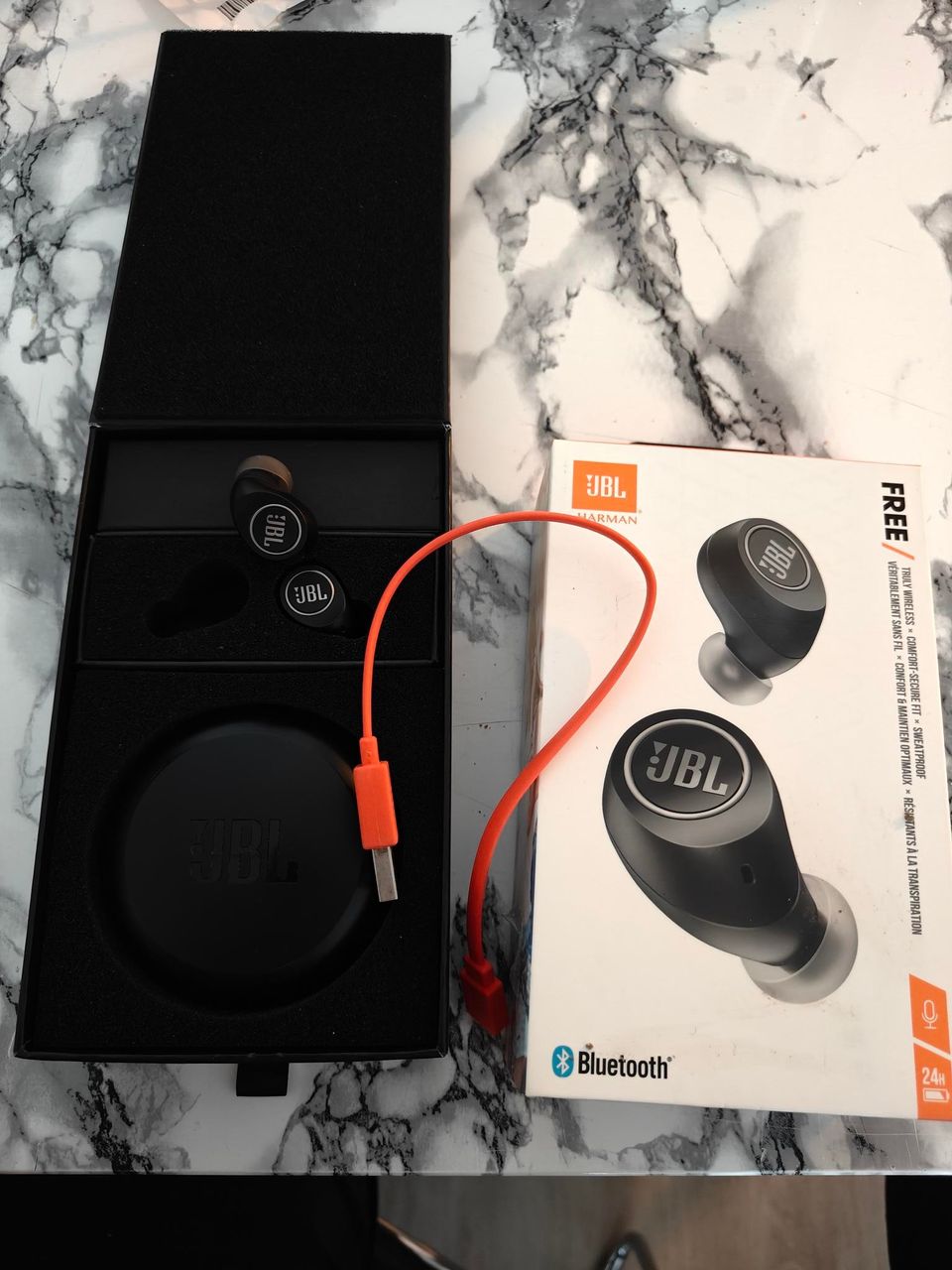 JBL Bluetooth nappikuulokkeet