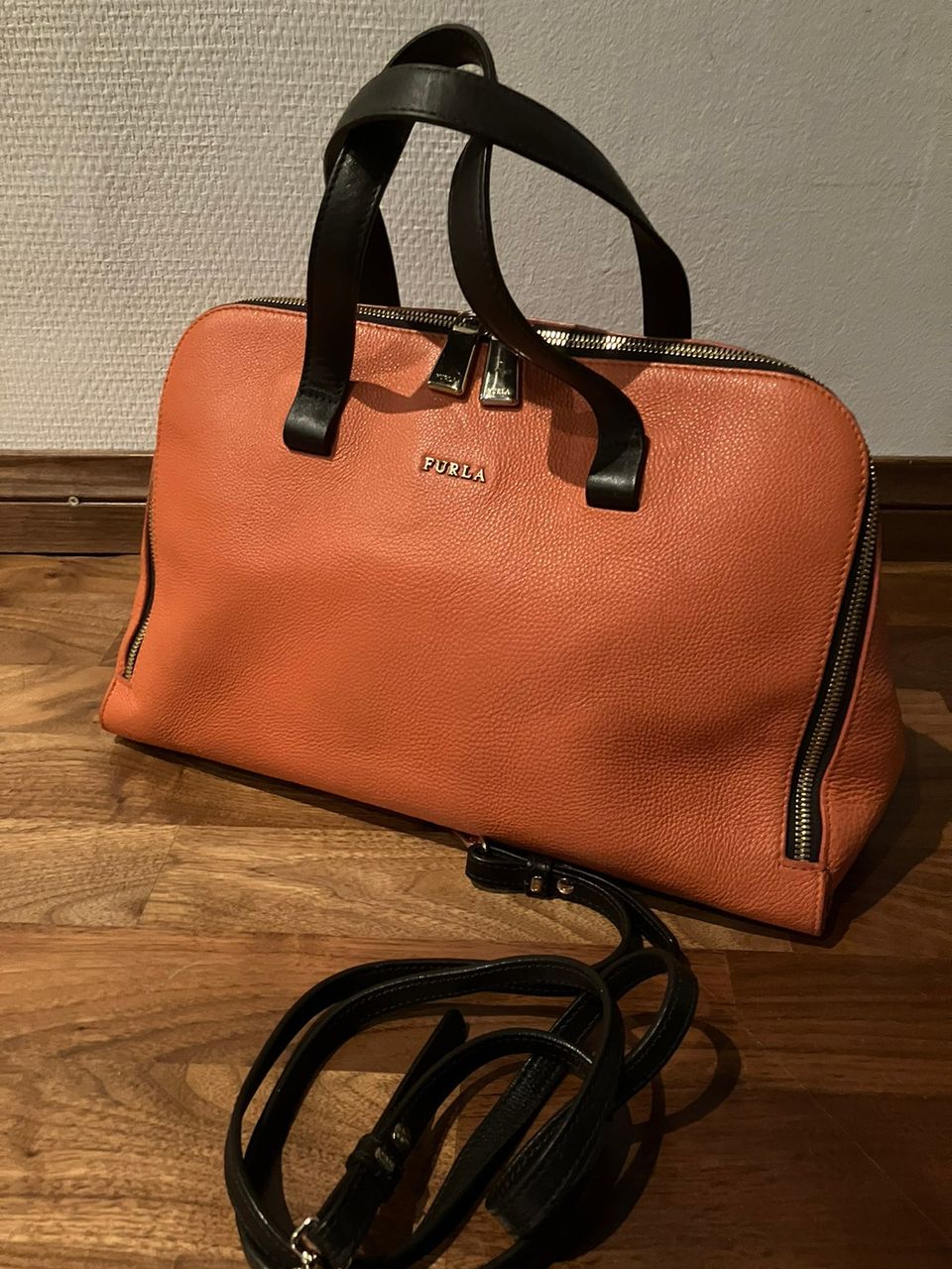 Furla iso käsilaukku, nahkaa