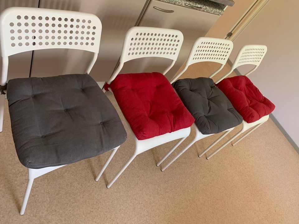 4 tuolia tyynyillä