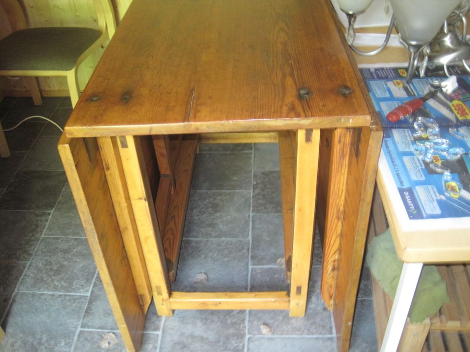 Iso vanha klaffipöytä