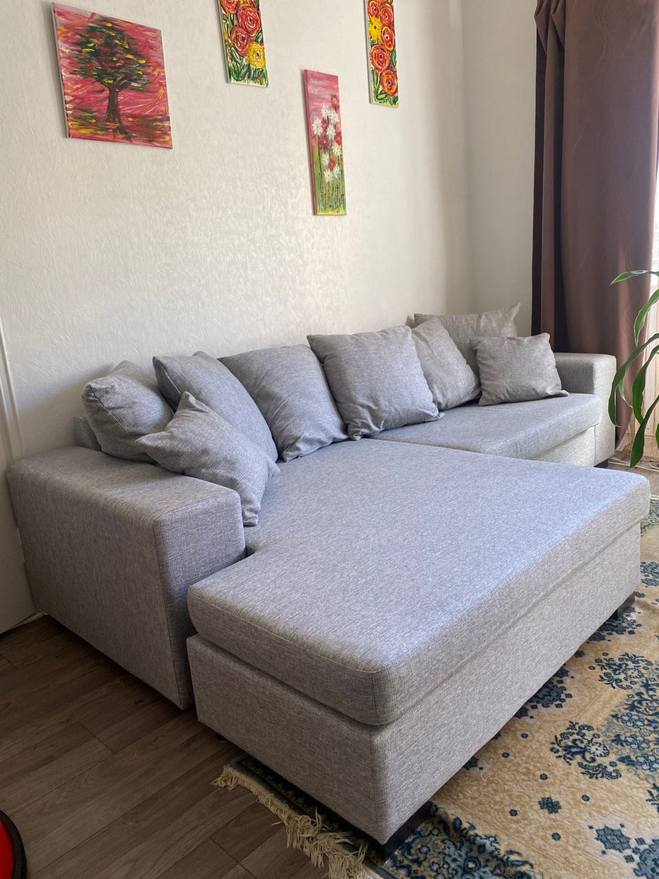 Leveä sohva