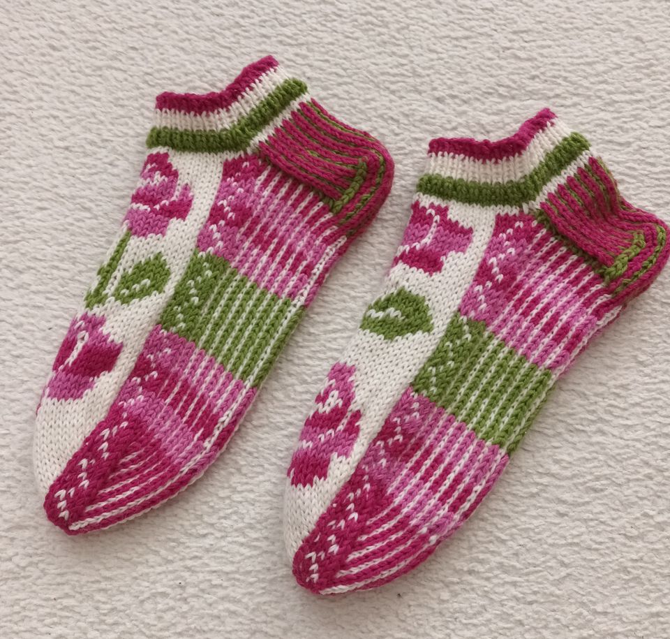 Ruusukuvioiset sukat