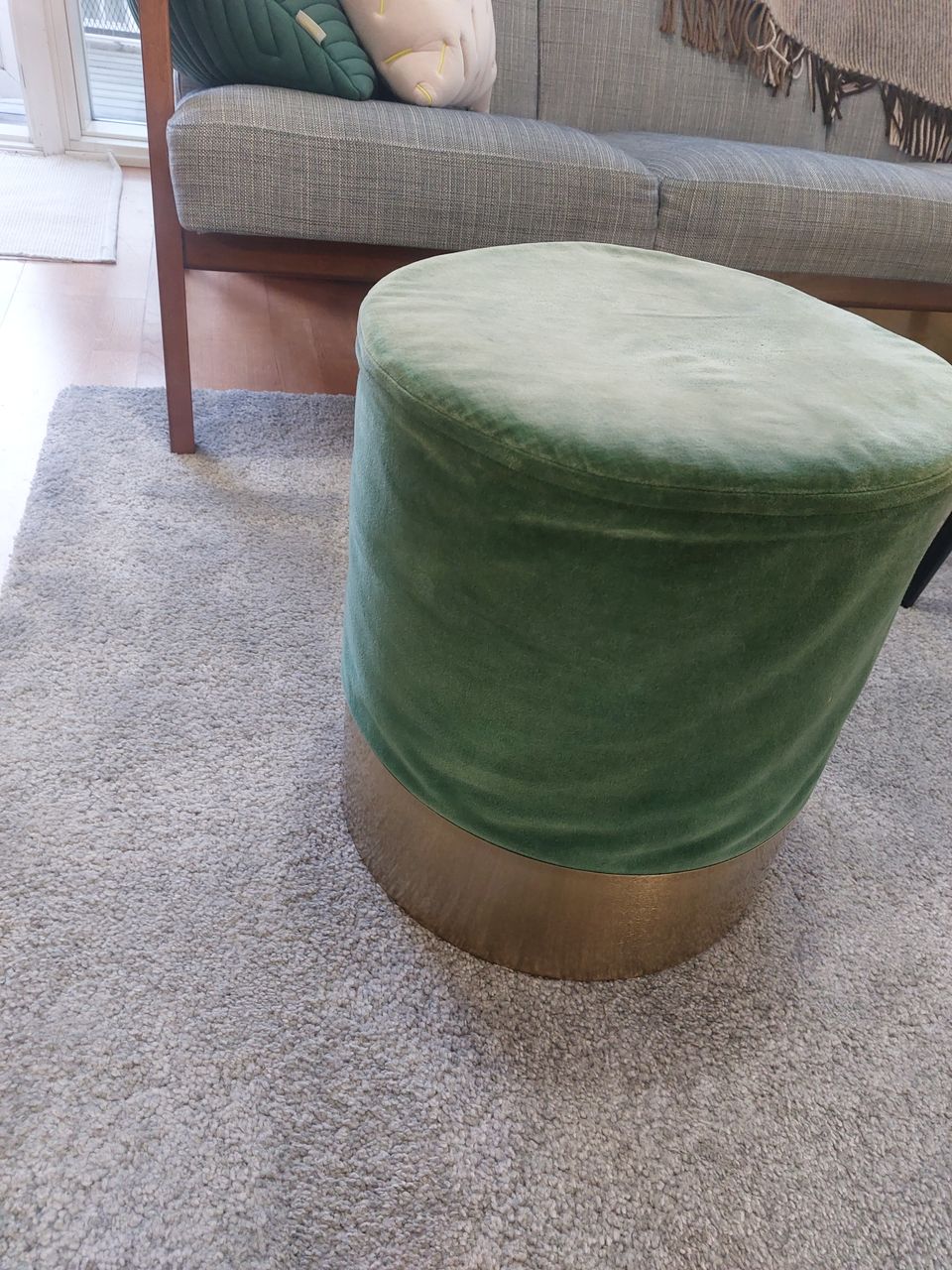 Dark green velvet pouf with gold metallic