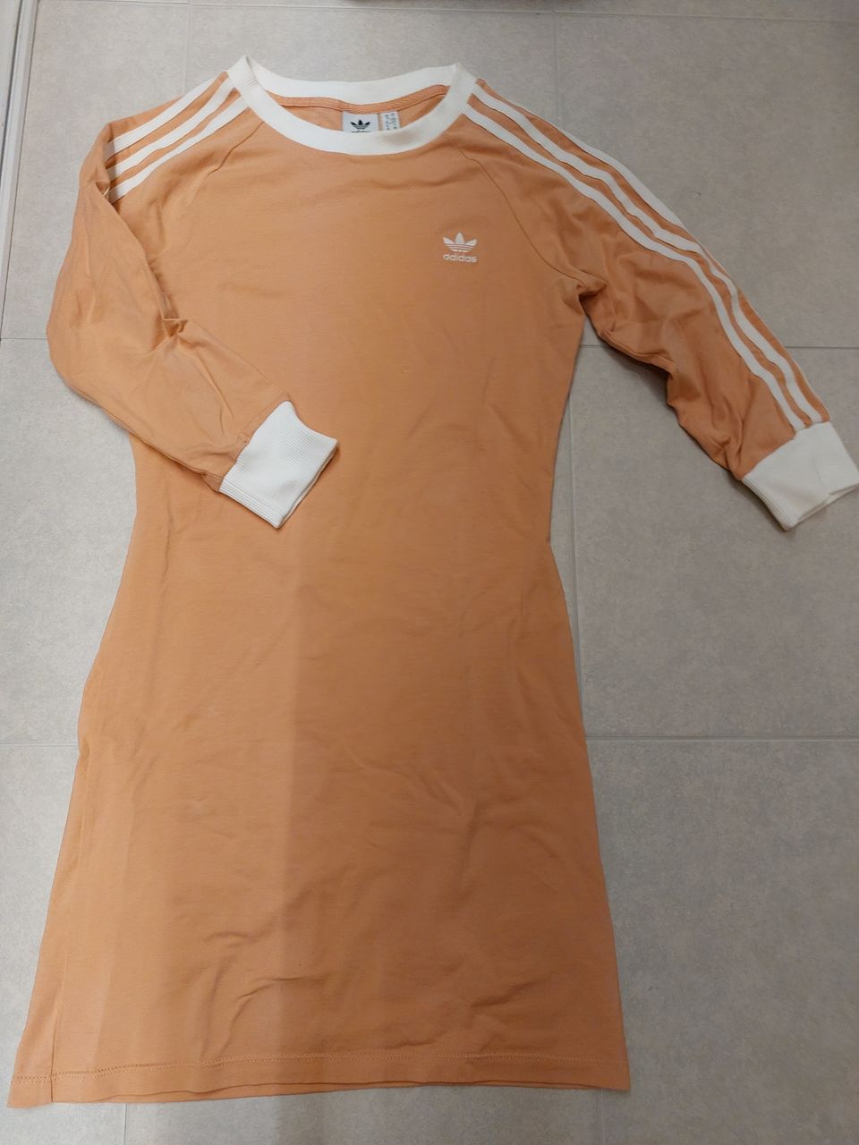 Adidas paitamekko