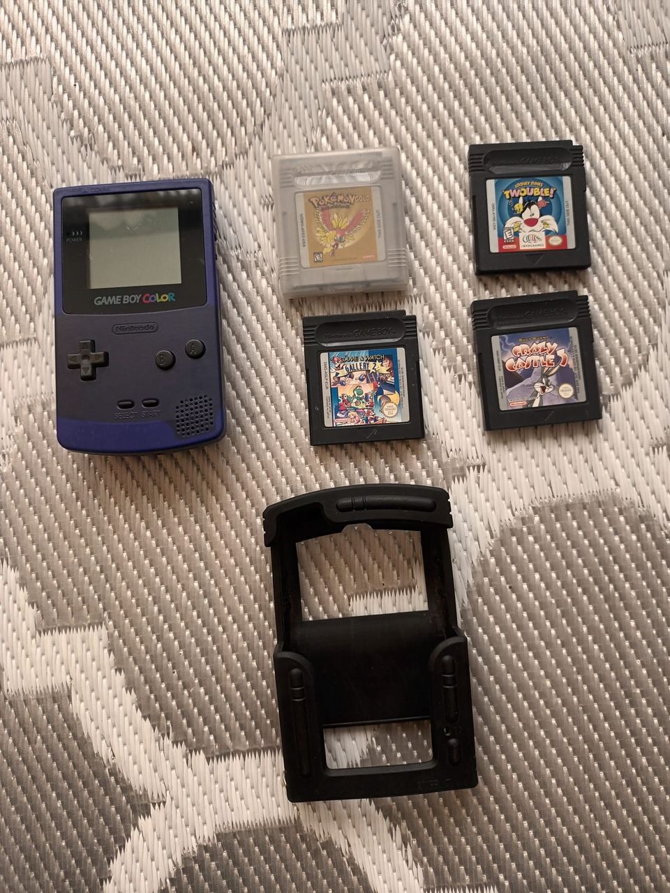 Nintendo Game Boy Color + 4 peliä