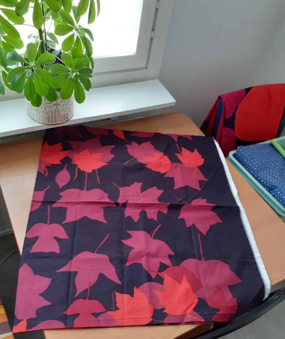 Marimekko Syksyn lehdet pöytäliina