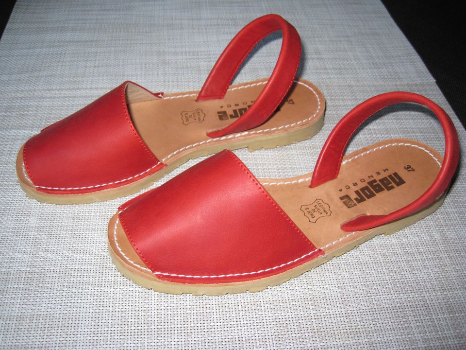 Punaiset Menorca-sandaalit
