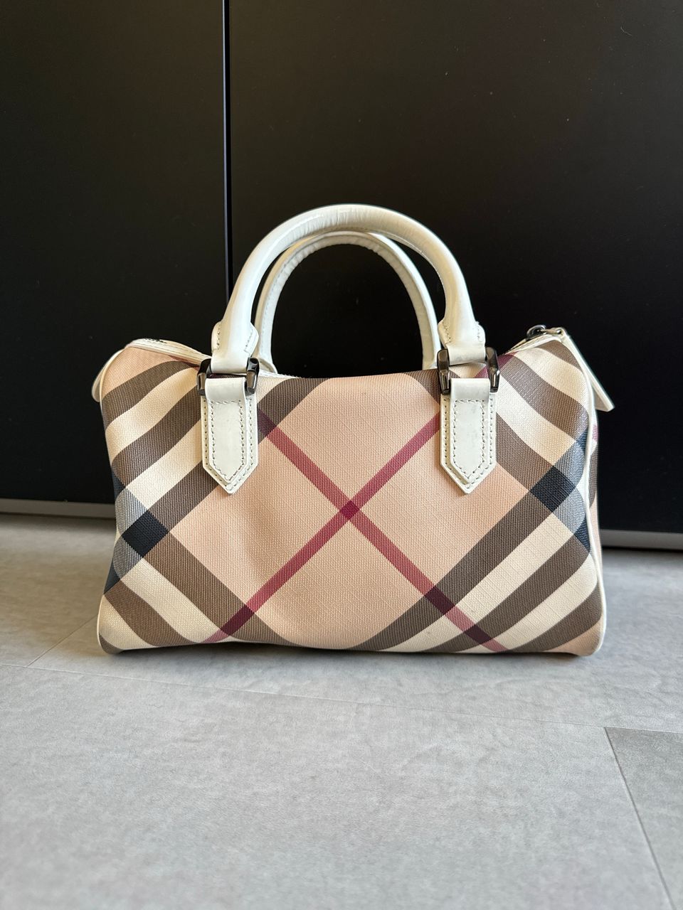 Myydään Burberry käsilaukku