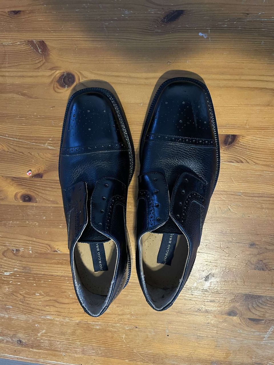 Giorgio Brutini. Miesten nahkaiset puvun kengät