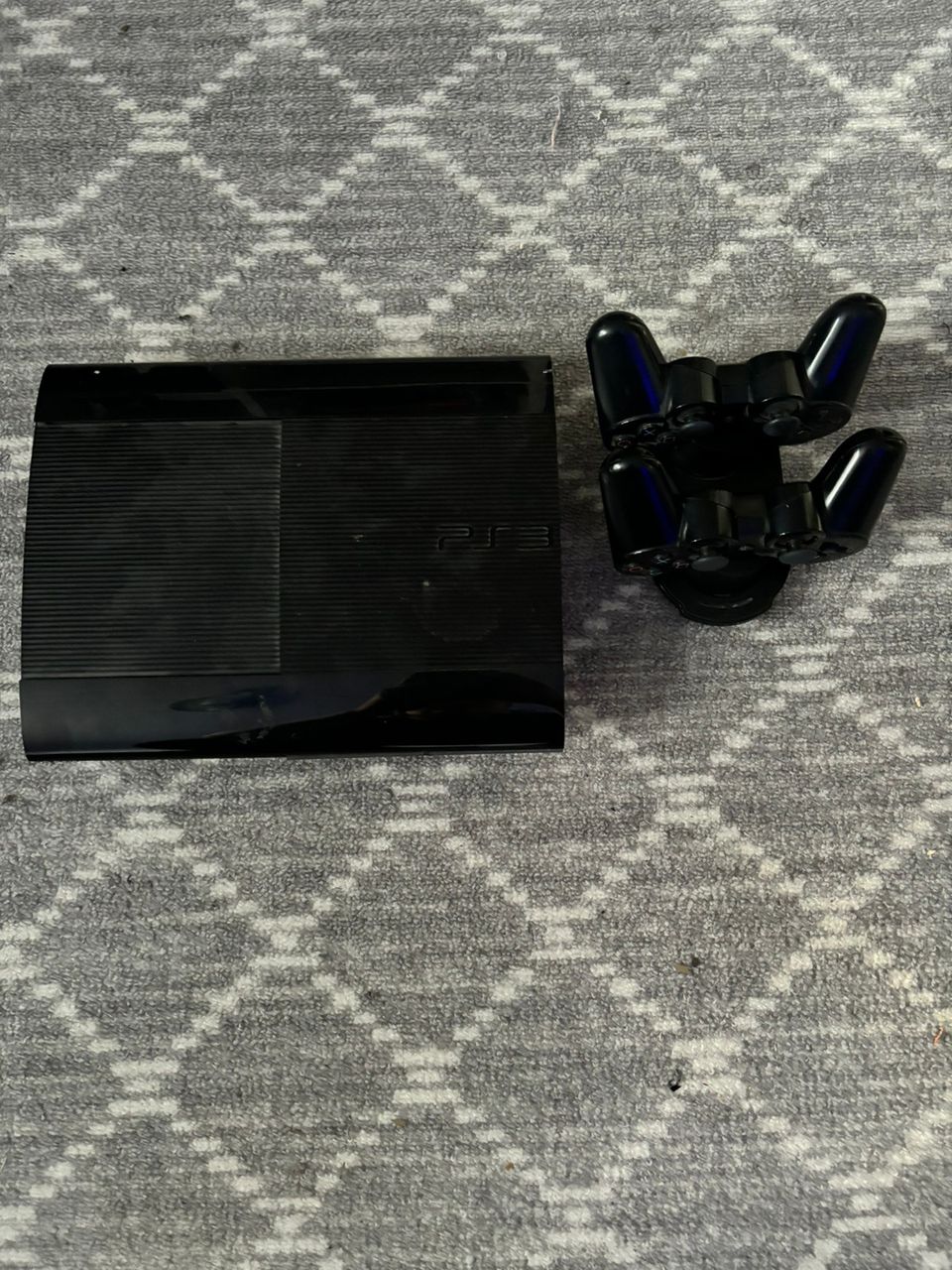 PS3 Super Slim 500gb + Oheistuotteet + 18 peliä